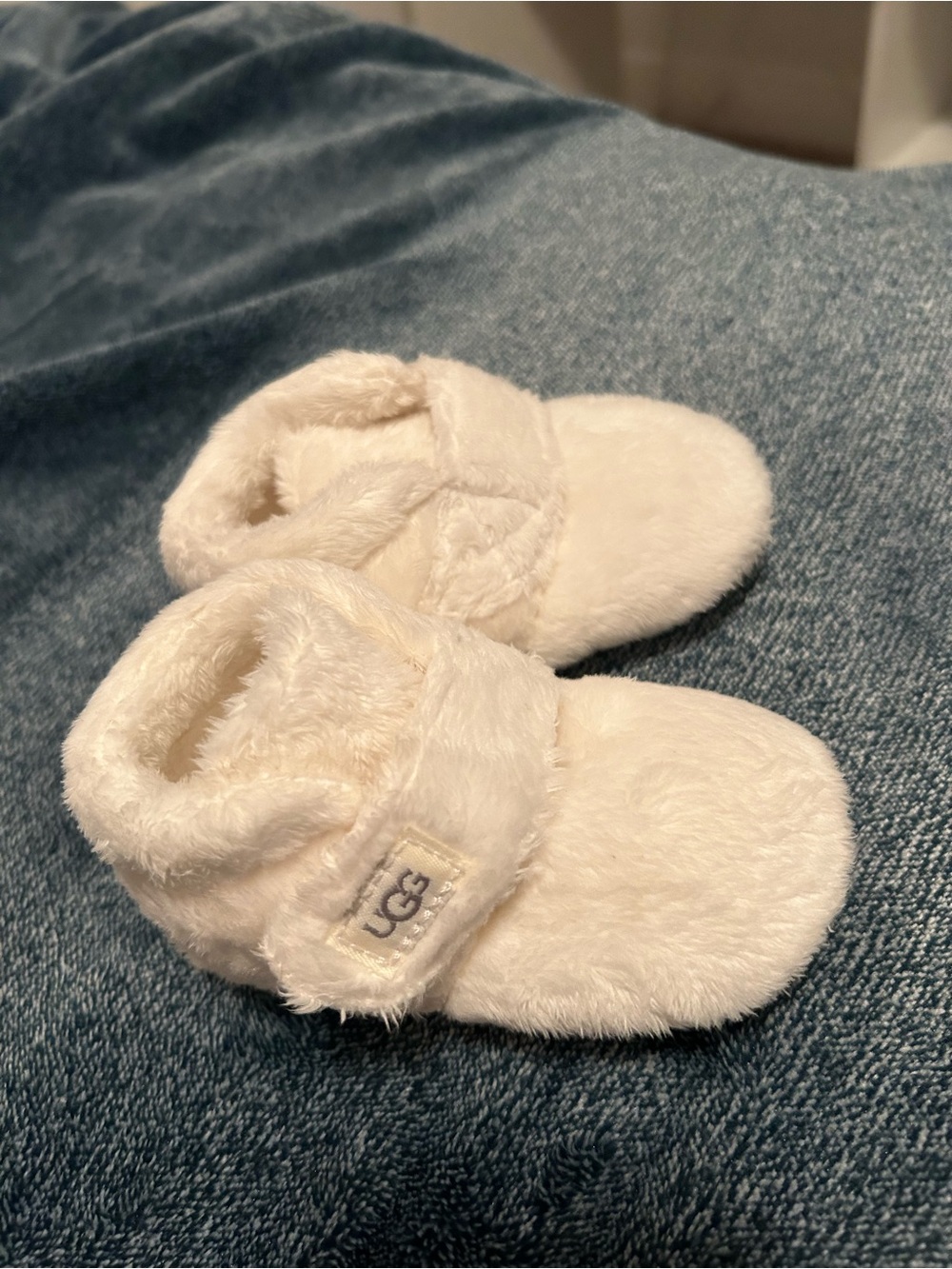 White Ugg Slippers Shoes Toddler Size 5